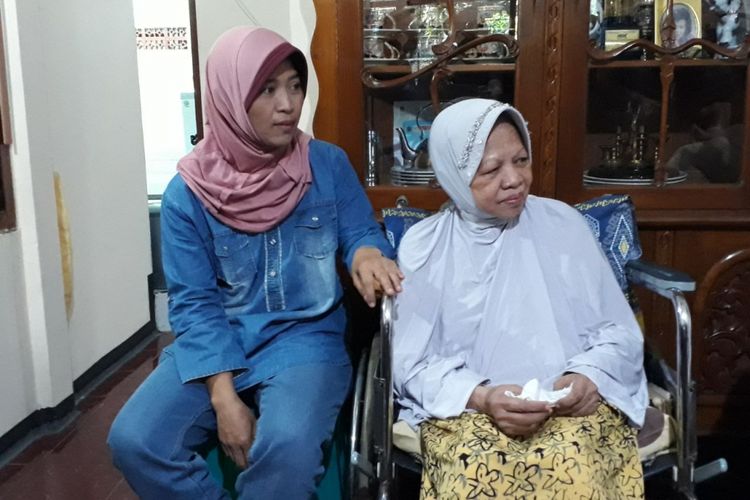 Ida Laila (kanan) ditemani anak menantunya.