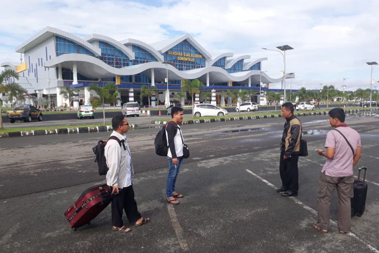 Sejumlah penumpang mendatangi Bandara Jalaluddin Tantu Gorontalo. Mereka mengaku tidak mendapat pemberitahuan penutupan bandara dari maskapai penerbangan akibat tergelincirnya pesawat Lion Air.