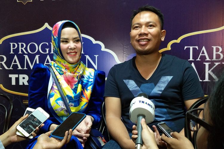 Pasangan selebritas industri hiburan Angel Lelga dan Vicky Prasetyo diwawancara dalam sebuah acara di kawasan Senopati, Jakarta Selatan, Selasa (8/5/2018).