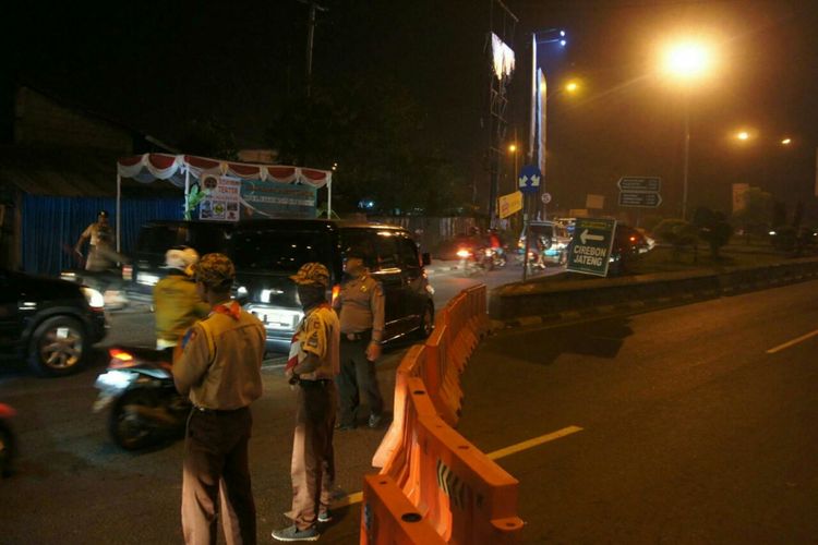 Polisi menutup akses menuju wilayah kota untuk menekan kemacetan. Pemudik diarahkan melewati Jalan Lingkar Luar Karawang menuju Jalur Pantura.