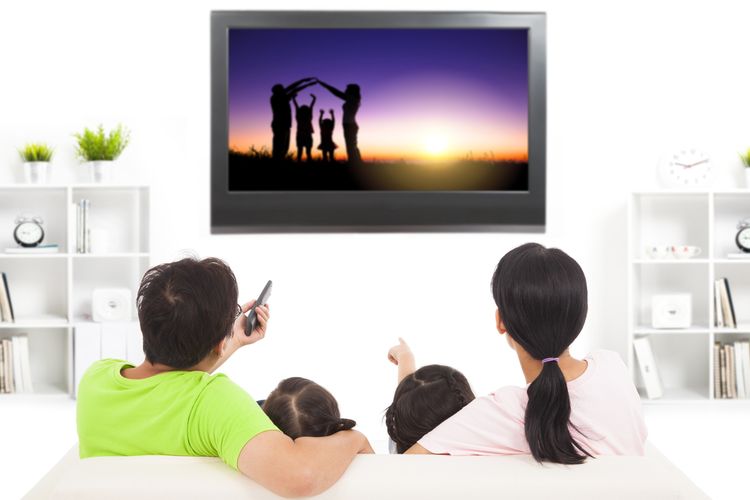 Ilustrasi keluarga sedang menonton televisi bersama.