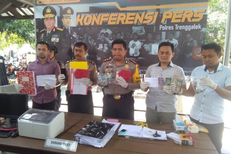 Polisi menunjukkan barang bukti hasil operasi tangkap tangan yang dilakukan di Puskesmas kecamatan Pule Kabupaten Trenggalek Jawa Timur (19/10/2018)
