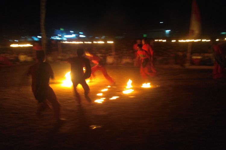 Sepakbola api oleh santri Pesantren Lirboyo Kediri, Jawa Timur,.