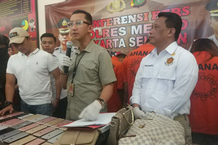 Kompol Andi Sinjaya, Kasat Reskrim Polres Metro Jakarta Selatan memberikan keterangan tambahan terkait pencurian di Kafe dan Bar kawasan Mega Kuningan, Jakarta Selatan (13/11/2018). 