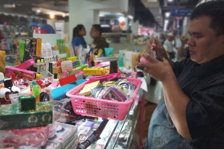 Badan Pengawas Obat dan Makanan (BPOM) Provinsi Kepulauan Riau (Kepri) kembali melakukan penyisiran kesejumlah konter yang menjual kosmetik ilegal, Selasa (4/12/2018).