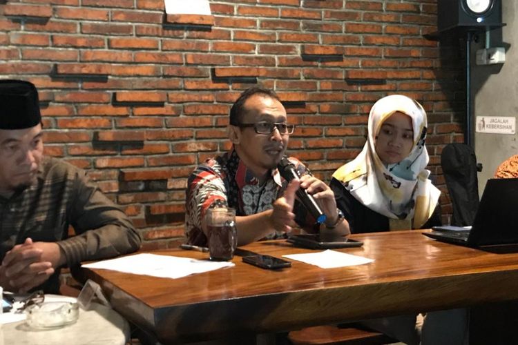 Analis politik Exposit Strategic Arif Susanto dalam sebuah acara diskusi bertajuk Membongkar Visi Misi Capres Cawapres: Melihat Aspirasi Politik Umat di Kantin Kendal, Jakarta Pusat, Kamis (20/12/2018). 