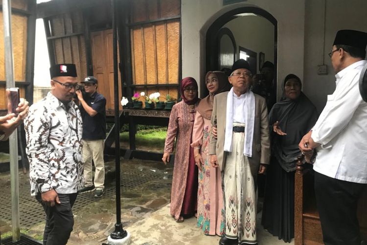 Calon wakil presiden nomor urut 01 Maruf Amin mengunjungi museum Rumah Kelahiran Bung Hatta di Bukittinggi, Kamis (7/2/2019). 