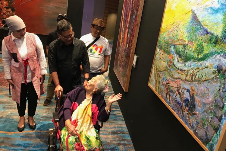 Sekretaris TKN Jokowi-Maruf Amin, Hasto Kristiyanto dan pelukis Kartika Affandi sedang melihat-lihat lukisan yang akan dilelang untuk sumbangan kampanye Joko Widodo-Maruf Amin.