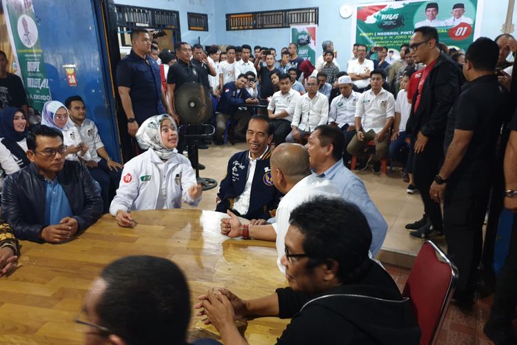 Capres 01 Jokowi saat ngopi bareng milenial di Kopi Haji Anto 2 di Kendari, Sulawesi Tenggara, Jumat (1/3/2019). 