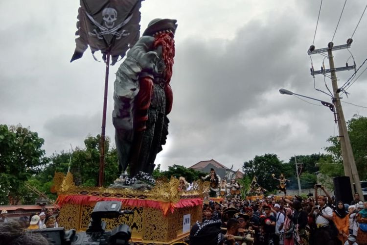 Ribuan Umat Hindu di Surabaya menggelar Pawai Ogoh-Ogoh memperingati Hari Raya Nyepi 1941 Saka di kawasan Kenjeran, Surabaya, Rabu (6/3/2019).