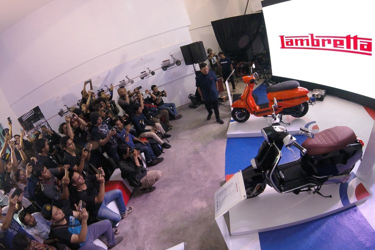 Peluncuran Lambretta V200 (hitam), dan V125 Special (jingga) di kawasan Pejaten, Jakarta Selatan, Selasa (23/4/2019).  V200 dibenderol seharga Rp 52,5 juta dan V125 seharga Rp 44,5 juta, OTR Jakarta. 