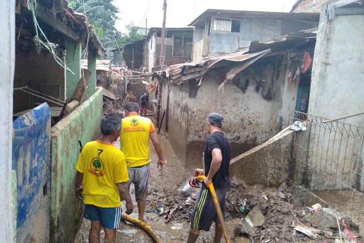 Warga RW 08 Kelurahan Pejaten Timur, Jakarta Selatan Bersihkan Lumpur Bekas Banjir. Senin (29/4/2019).