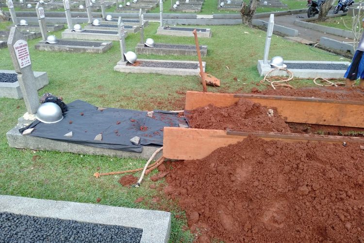 Makam Ani Yudhoyono Tepat Didepan Makam Hasbi Ainun Habibie di Taman Makam Pahlawan, Jakarta