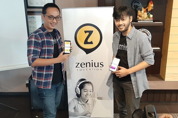 Co-Founder dan Chief Executive Officer Zenius Education Sabda Putra Subekti (kanan) dan Chief Technology Officer Zenius Education Rizky Andriawan (kiri) dalam peluncuran aplikasi mobile Zenius App di Jakarta, Rabu (17/7/2019).