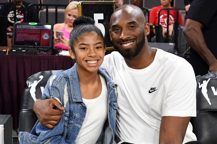 Gianna Bryant atau biasa dipanggil Gigi dan ayahnya, mantan pemain NBA Kobe Bryant, menghadiri pertandingan WNBA All-Star Game 2019 di Mandalay Bay Events Center pada 27 Juli 2019 di Las Vegas, Nevada. Kobe Bryant dan putrinya, Gigi, meninggal dunia dalam kecelakaan helikopter pada Minggu 26 Januari 2020.