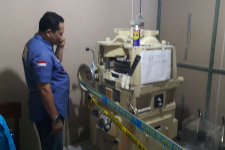 Kepala Badan Narkotika Nasional Komjen Pol Budi Waseso mengamati mesin pencetak pil PCC di salah satu pabrik di Gilingan-Solo, Jawa Tengah (4/12/2017).