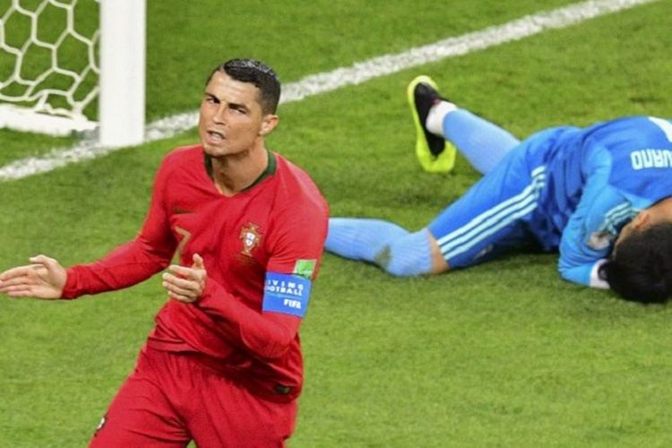 Sepakan kapten Portugal, Cristiano Ronaldo, bisa diamankan kiper Iran, Alireza Beiranvand, pada pertandingan Grup B Piala Dunia 2018 di Saransk, 25 Juni 2018. 