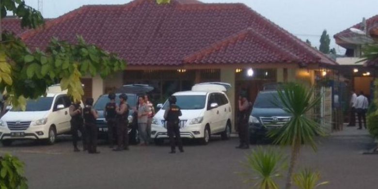 Tim KPK menggeledah rumah dinas Gubernur Jambi Zumi Zola, Rabu (31/1/2018). 