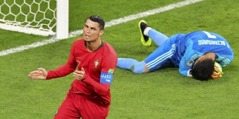 Sepakan kapten Portugal, Cristiano Ronaldo, bisa diamankan kiper Iran, Alireza Beiranvand, pada pertandingan Grup B Piala Dunia 2018 di Saransk, 25 Juni 2018. 