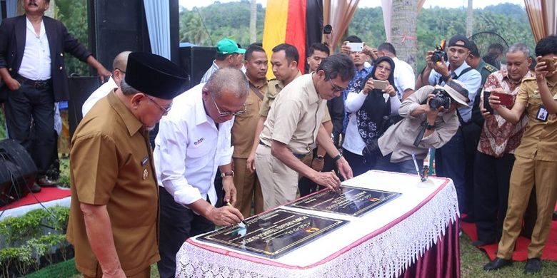 Direktur Utama Bukit Asam dan Gubernur Sumbar menandatangani prasasti peresmian pompa air tenaga surya dan jembatan lintau buo.  