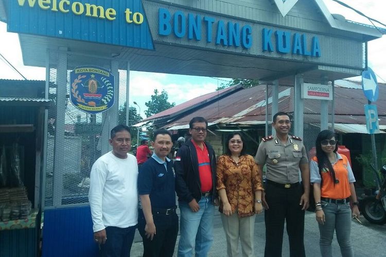 Deputi III Kemenpora R Isnanta (ketiga dari kiri) dan Wakapolres Bontang Eko Alamsyah (kedua dari kanan) memantau titik-titik rute Gowes Nusantara di Bontang, Kalimantan Timur, Sabtu (20/5/2017).