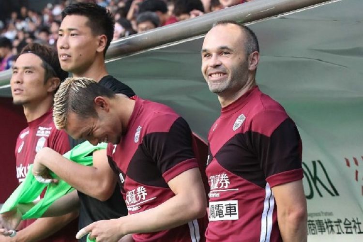 Andres Iniesta bersiap melakoni debut bersama Vissel Kobe pada pertandingan Liga Jepang melawan Shonan Bellmare di Stadion Noevir, 22 Juli 2018.  