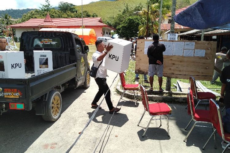 Logistik Pemilu 2019 baru tiba pada pukul 11.17 WIT di TPS 043 Kelurahan Hinekombe, Distrik Sentani, Kabupaten Jayapura, Papua (17/04/2019)