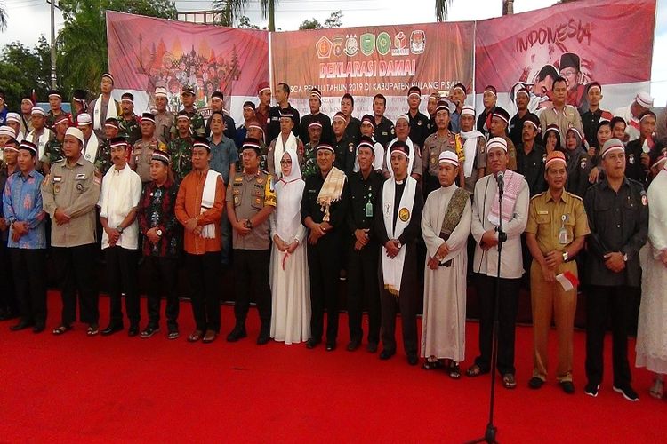 Sejumlah tokoh agama dan unsur pemerintah daerah serta Jajaran kepolisian saat menyampaikan deklarasi damai di halaman kantor Polres Pulau Pisang.