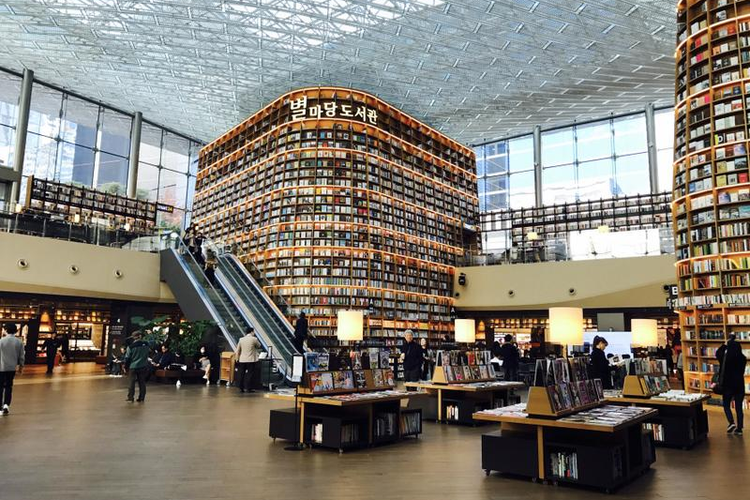 Starfield Library COEX merupakan perpustakaan unik yang terletak di dalam COEX Shopping Centre, Seoul, Korea Selatan.