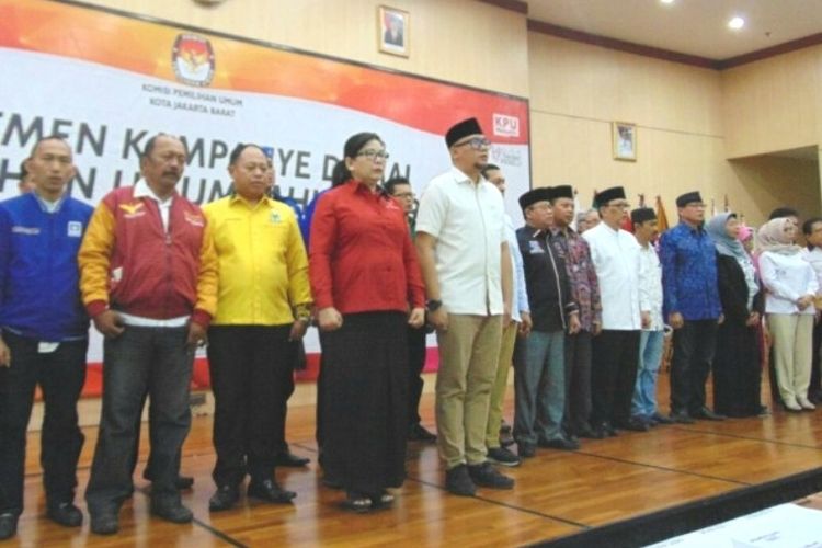 Komisi Pemilihan Umum (KPU) Kota Jakarta Barat bersama para calon legislatif di wilayah tersebut menggelar komitmen kampanye damai di gedung Wali Kota Jakarta Barat, Kembangan pada Sabtu (29/9/2018). 