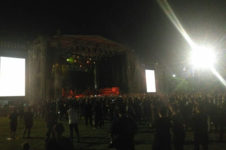 Ribuan penonton mulai memadati area konser grup musik Judas Priest di Allianz Eco Park Ancol, Jakarta Utara, Jumat (7/12/2018).