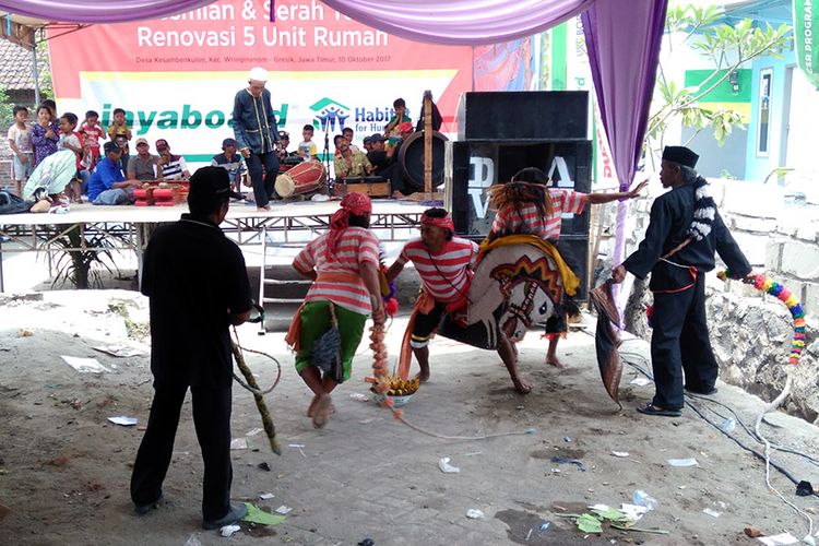 Salah satu atraksi dalam kesenian kuda lumping yang dipertunjukkan grup Bintang Purnama, Gresik.