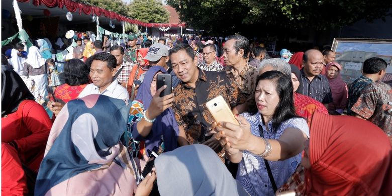 Wali Kota Semarang, Hendrar Prihadi, saat mendatangi SMP Negeri 10 Kota Semarang, Kamis (14/3/2019). 