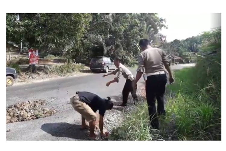 Potongan video yang diunggah pengguna Facebook Aconk Asfiyek mengenai polisi yang menambal jalan berlubang di Paser, Kalimantan Timur, di Paser, Kalimantan Timur.