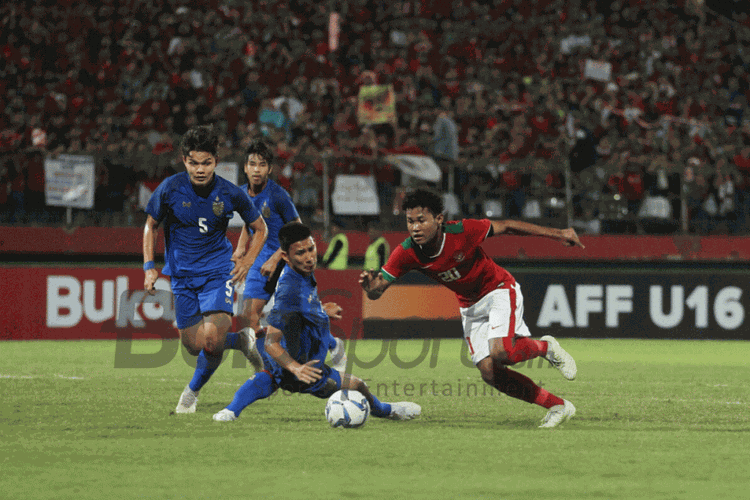 Penyerang Timans U-16 Indonesia, Bagus Kahfi, mencoba melewati penjagaan pemain bertahan Thailand pada pertandingan final Piala AFF U-16 2018 di Stadion Gelora Delta Sidoarjo, 11 Agustus 2018. 
