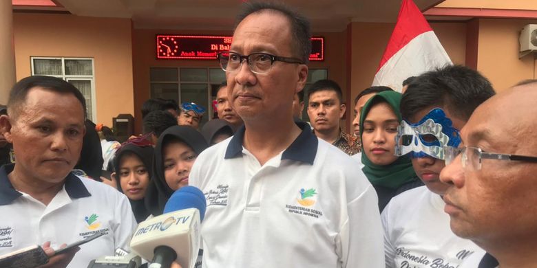 Menteri Sosial RI Agus Gumiwang Kartasasmita meresmikan perubahan delapan panti sosial untuk anak menjadi BRSAMP yang tersebar di berbagai daerah di BRSAMPK Handayani, Jakarta, Senin (17/12/18). 