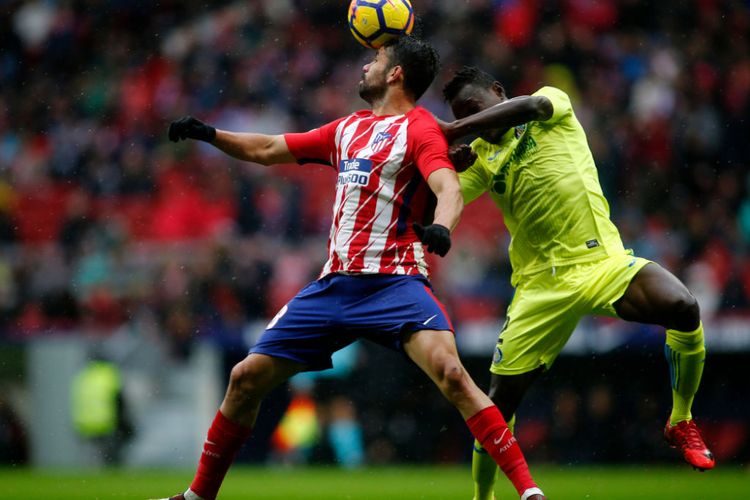 Diego Costa berebut bola dengan Dakonam Djene saat Atletico Madrid menjamu Getafe pada pertandingan La Liga di Wanda Metropolitano, Sabtu (6/1/2018).