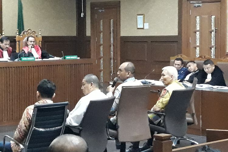 Deputi IV Bidang Peningkatan Prestasi Olahraga Kementerian Pemuda dan Olahraga Mulyana (tengah) bersaksi di Pengadilan Tipikor Jakarta, Senin (29/4/2019). 