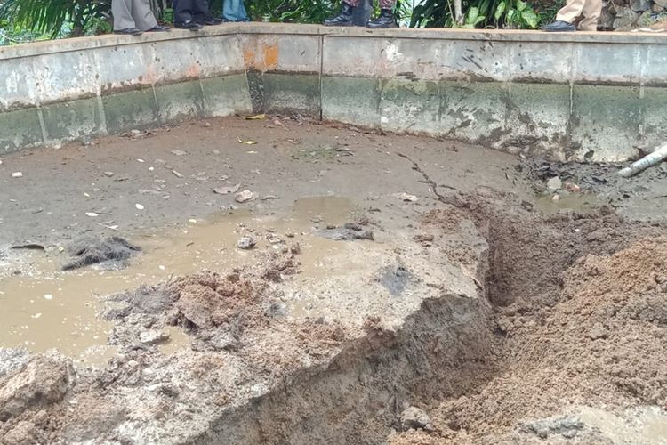 Viral retakan tanah muncul pada sebuah kolam ikan di Desa Majingklak, Kecamatan Wanareja, Kabupaten Cilacap, Jawa Tengah. Retakan tanah ini menyedot habis air dan ikan di kolam tersebut. 