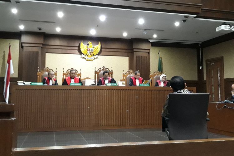 Mantan Sekretaris Jenderal Partai Golkar, Idrus Marham duduk di kursi terdakwa di Pengadilan Tipikor Jakarta, Selasa (23/4/2019).