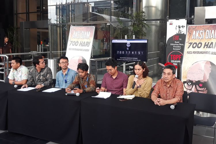 Aktivs dan pegawai KPK menggelar jumpa pers terkait 700 hari penyerangan terhadap Novel Baswedan di Gedung KPK Jakarta, Selasa (12/3/2019).