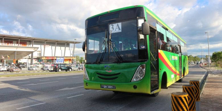 Suasana perkotaan di Kuching, Malaysia.