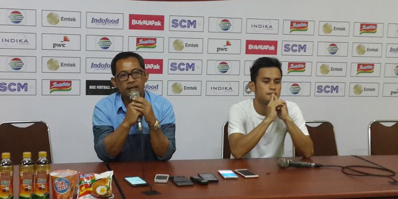 Pelatih Persela Lamongan, Aji Santoso dalam konferensi pers usai dilahkan PSIS Semarang dalam laga terkahir fase penyisihan Grup E Piala Presiden 2018 di Stadion Kanjuruhan, Kabupaten Malang, Selasa (30/1/2018)