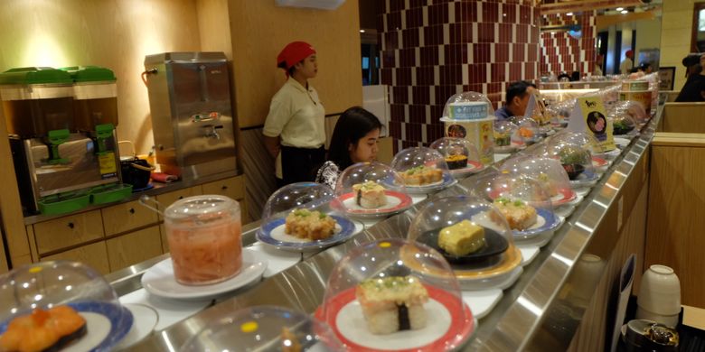 Gerai Tom Sushi di Mal Grand Indonesia, menyajikan sushi dengan sushi belt.