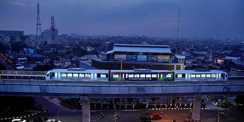 Kereta ringan (LRT) melintas di kawasan Pakjo, Palembang, Sumatera Selatan, Kamis (30/8/2018). Pemerintah masih terus mengevaluasi kinerja LRT Palembang untuk menyempurnakan sebelum dioperasikan penuh pada 3 September mendatang. Peristiwa mogoknya kereta yang telah tiga kali terjadi sejak pengoperasian dijadikan pedoman evaluasi.
KOMPAS/HENDRA A SETYAWAN (HAS)
30-08-2018