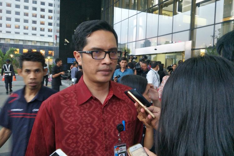 Juru bicara KPK Febri Diansyah saat memberikan keterangan di gedung KPK, Jakarta Selatan, Senin (20/11/2017).