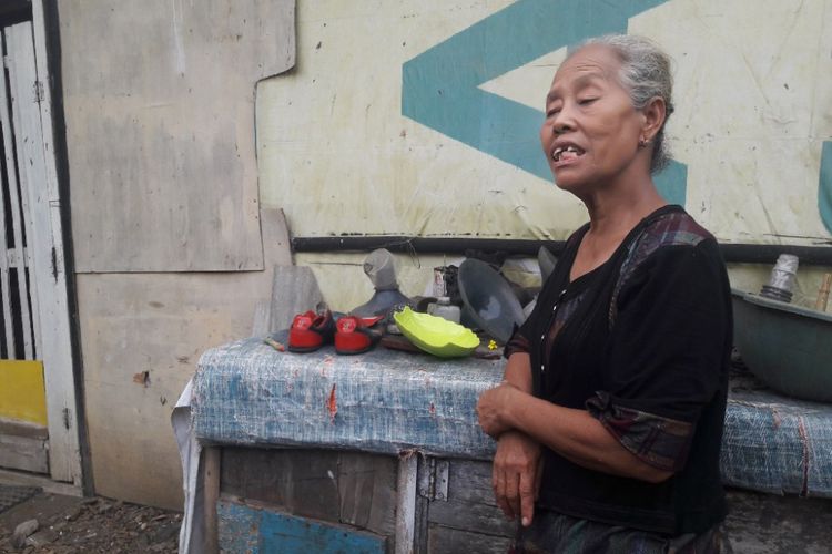 Nunung, warga yang tinggal di dekat hamparan sampah yang memenuhi kolong Tol Pelabuhan, Warakas, Jakarta Utara.