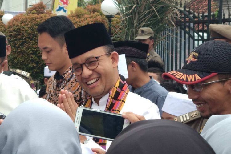 Gubernur DKI Jakarta Anies Baswedan menyapa warga saat meresmikan masjid As-Salam di Joglo, Jakarta Barat, Jumat (25/5/2018).