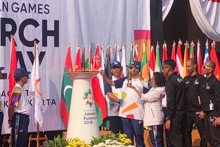 Gubernur DKI Jakarta Anies Baswedan mengambil api abadi Asian Games untuk dibawa keliling Jakarta lagi, Kamis (16/8/2018). 