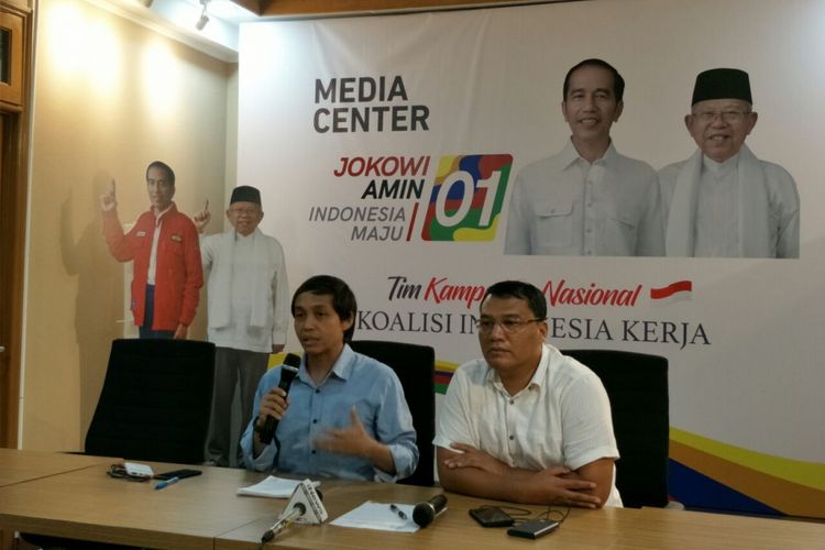 Wakil Sekretaris TKN Jokowi-Maruf, Raja Juli Antoni, dalam konferensi pers di Posko Cemara, Senin (3/12/2018). 